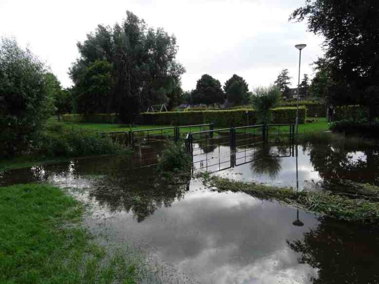 Overstroomde brug bij de Sleybeek