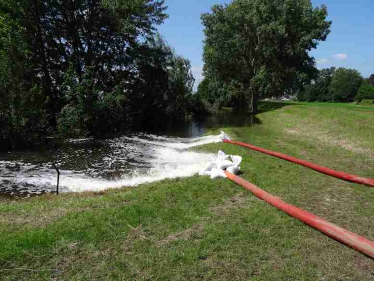 Water van de Sleybeek in de Polderplas
