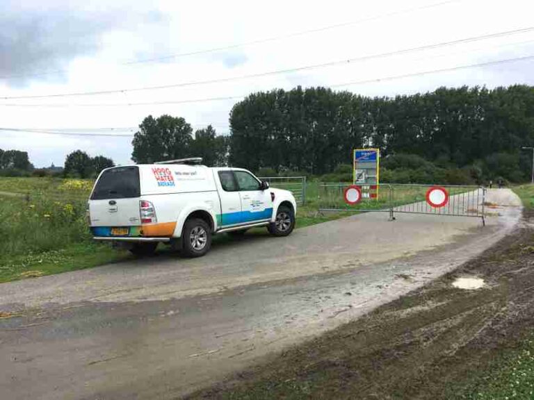 Hoogwaterbrigade aan het werk